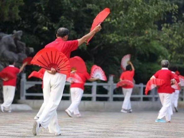 小紅書熱點揭秘，廣場舞新風尚竟霸占籃球場！
