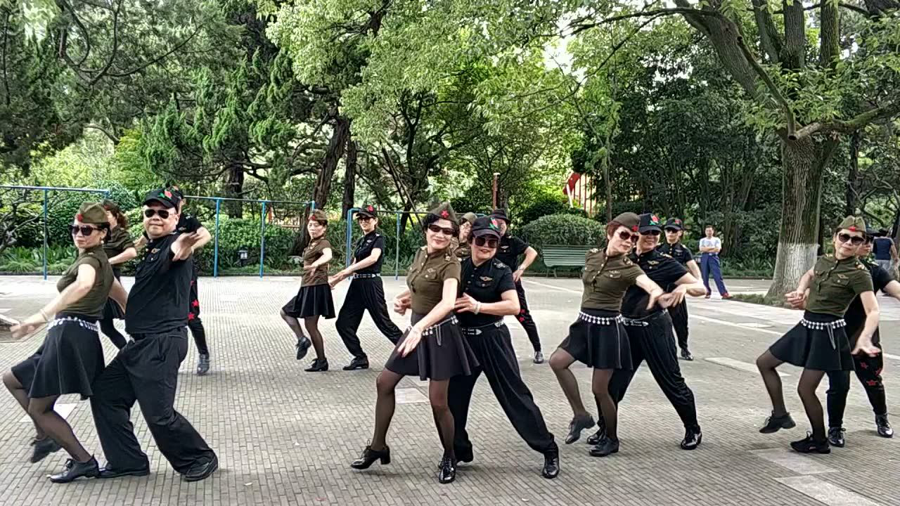 最新廣場水兵舞，社會現(xiàn)象的深度解讀與解析