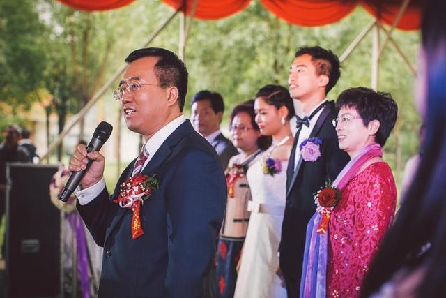 女方父親獨特致辭，小巷深處的婚禮情感與祝福